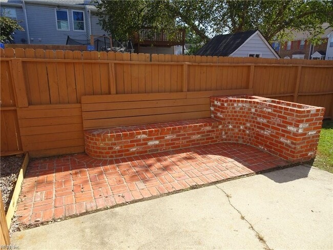 Building Photo - 420 Greenview Dr