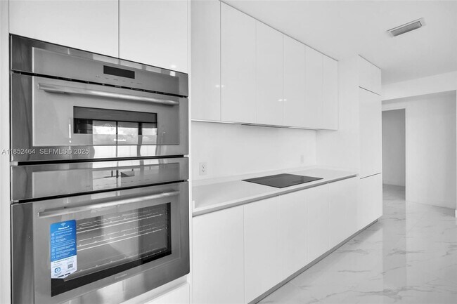 Building Photo - 700 NE 24th St