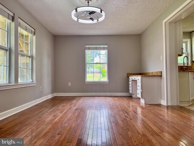 Building Photo - 5350 Ravensworth Rd