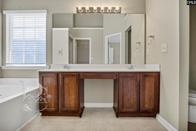 Building Photo - 211 Pinebluff Ct