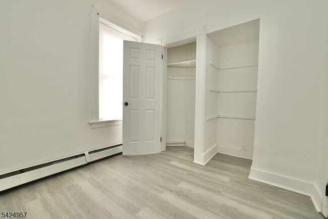 Building Photo - 11 Howard Pl