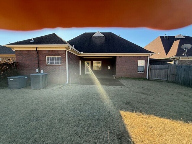 Building Photo - 3 bed 2 bath home with a large bonus room and an additional room that would be perfect for an off...