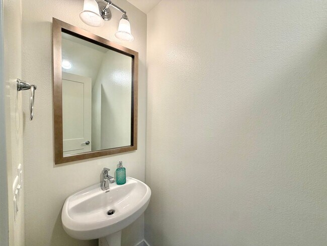 Building Photo - Charming 3bed 2.5 bath Simi Valley Home