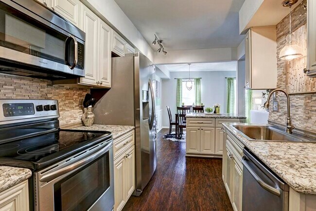 Building Photo - 351 N Post Oak Ln