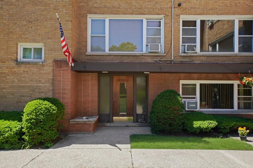 Building Photo - 6821 N Northwest Hwy
