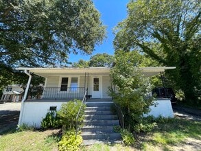 Building Photo - 3 bedroom 1 bath house available