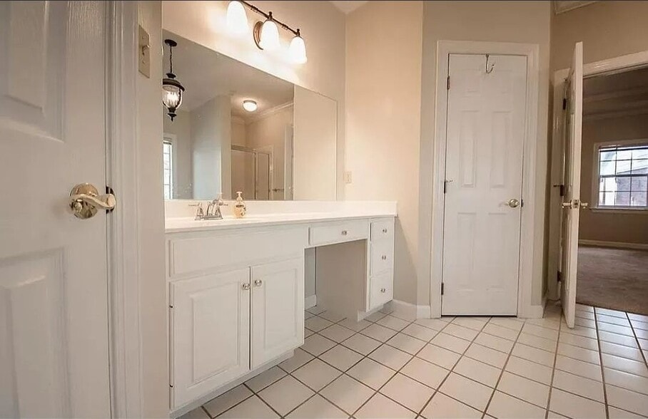 Building Photo - 2 Lauries Pointe