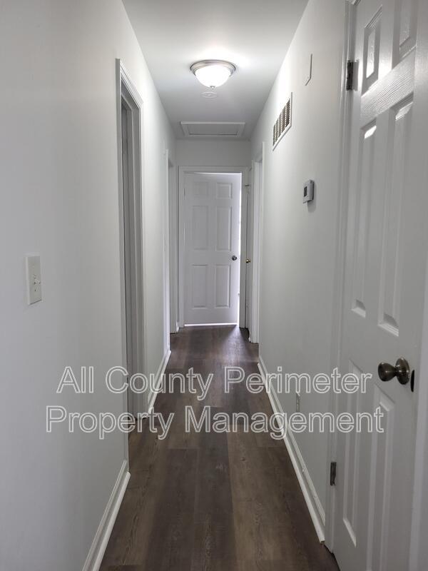 Building Photo - 6370 Ashdale Dr