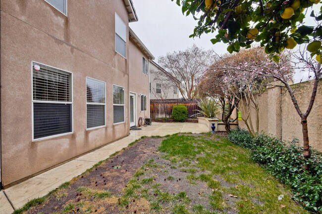 Building Photo - Awesome 3 Bedroom  Home Near Rivermark Plaza!