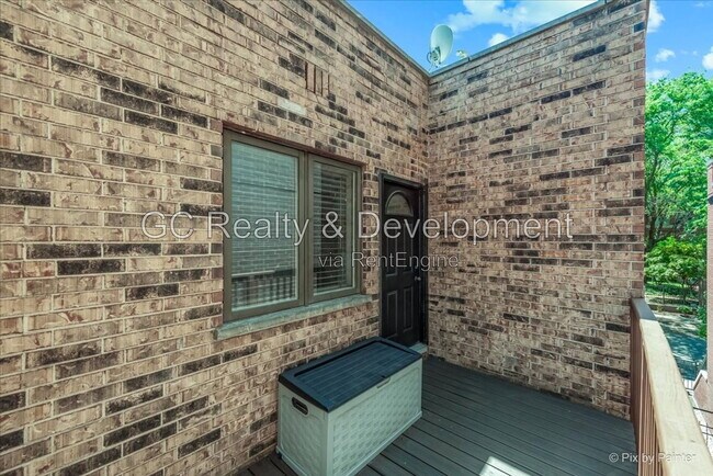 Building Photo - 832 W Barry Ave