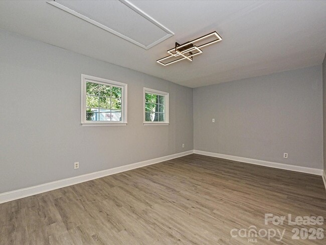 Building Photo - 633 Pennwood Ln