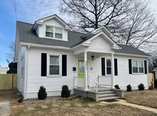 Building Photo - 2511 Charles St