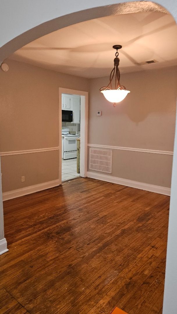 Building Photo - 3 bed 2 bath Home for rent