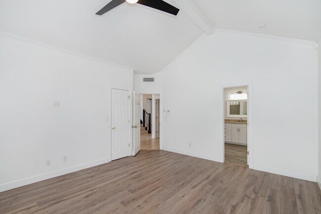 Building Photo - 918 Calle Cumbre Ct