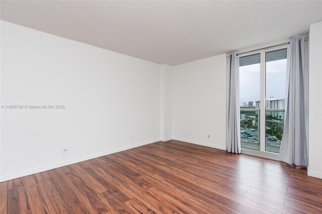 Building Photo - 100 Bayview Dr