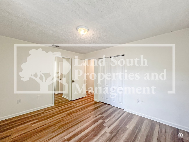 Building Photo - Newly Renovated 3-Bedroom Duplex with Mode...