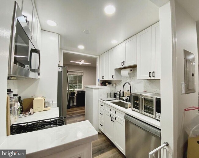 Building Photo - 1533 Colonial Dr
