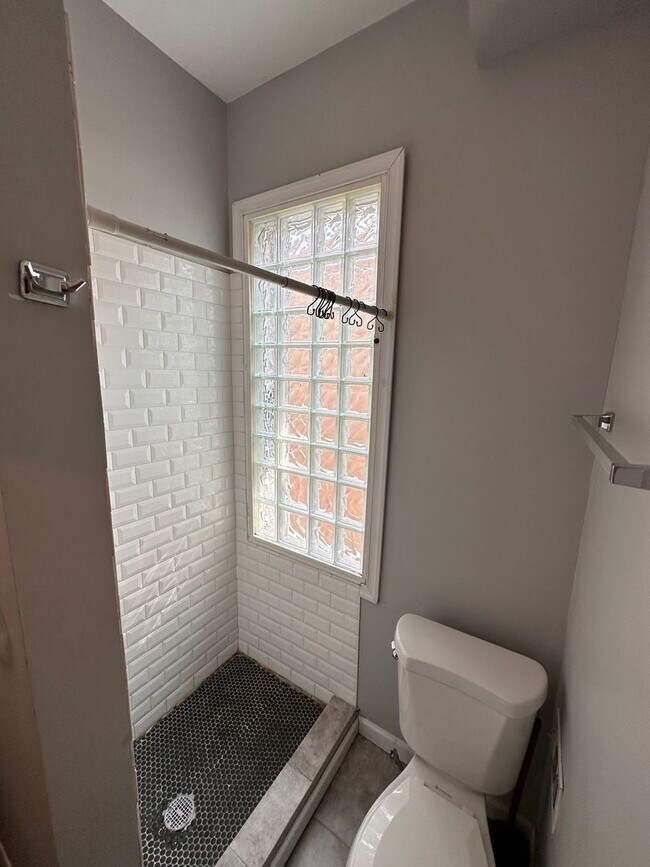 Building Photo - Old charm mixed with new finishes. Beautif...