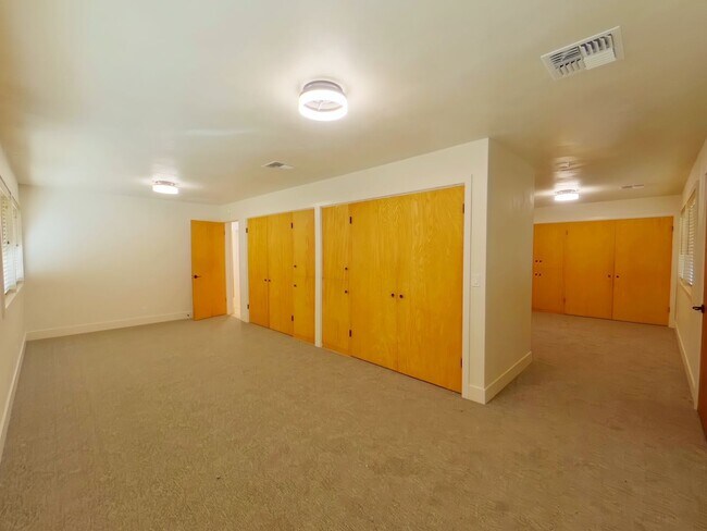 Building Photo - 3240 S Louis Ln