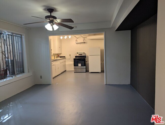 Building Photo - 1323 N Olive Dr