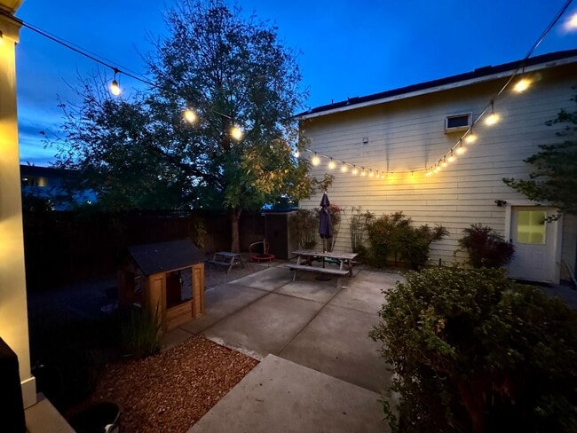 Building Photo - 2610 E 20th St