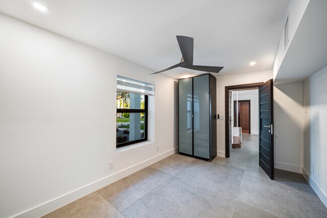 Building Photo - 1351 Bay Terrace