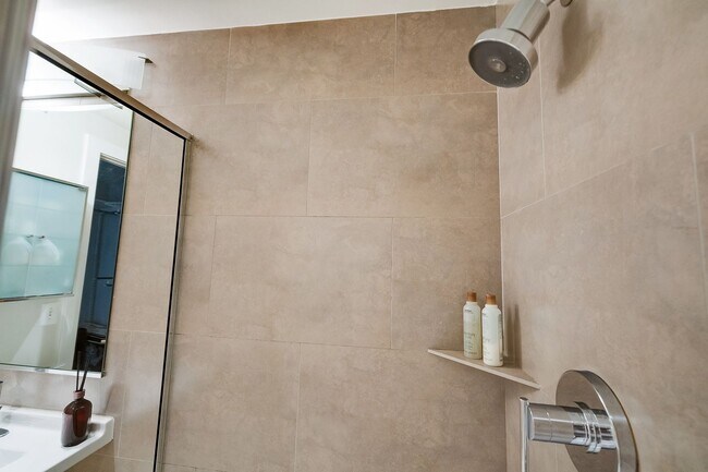 Building Photo - Move-in Ready 1BR 1BA at the Alta is a Min...