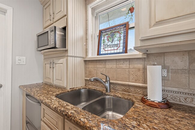 Building Photo - 805 Camelot Ln