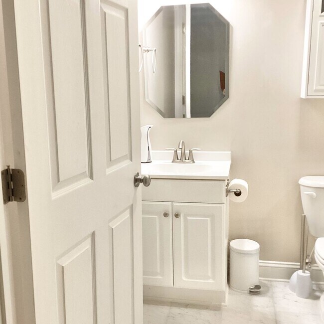 Building Photo - 4 Bed/3 Bath Spacious Home! Extra 2 Car Ga...