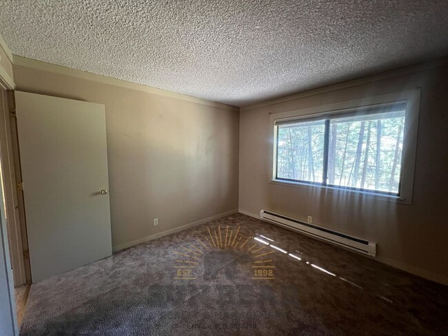 Building Photo - 2 Bedroom - Close to Grocery!