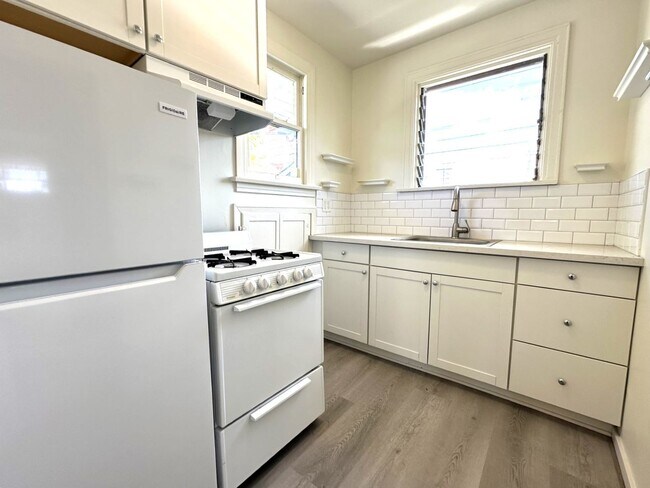 Building Photo - University Heights -Huge 1 Bedroom with Bonus Room/Bedroom and AC in Charming Vintage Building