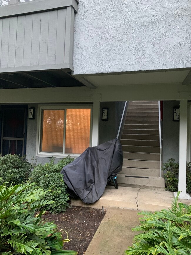 Building Photo - 211 Briarwood