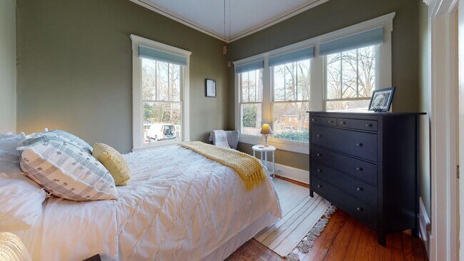 Building Photo - Fully furnished Dilworth Bungalow Home