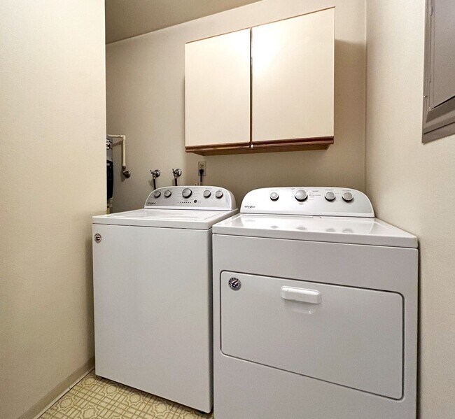 Building Photo - Cozy, Conveniently Located Large One Bedroom Condo!