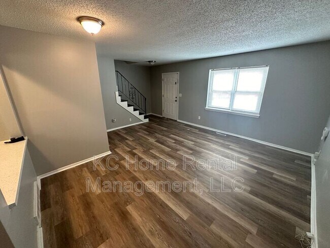 Building Photo - 222 N Oak Dr