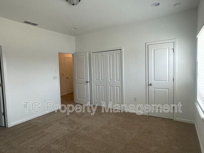 Building Photo - 40 Pinebury Ln