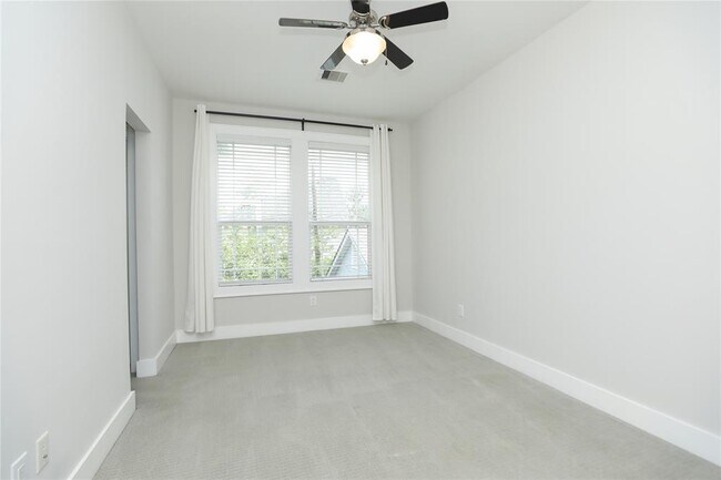 Building Photo - 843 E 28th St