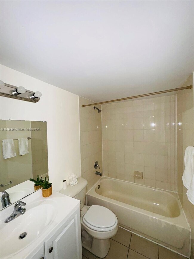 Building Photo - 701 N Pine Island Rd