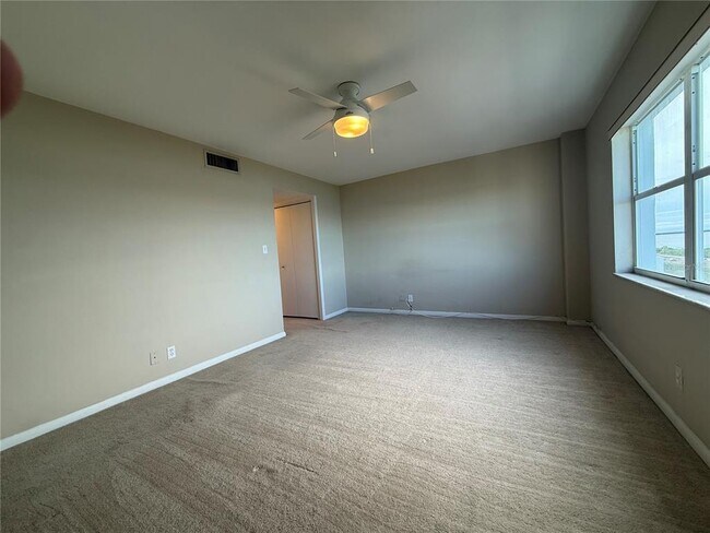 Building Photo - 7200 Sunshine Skyway Ln S