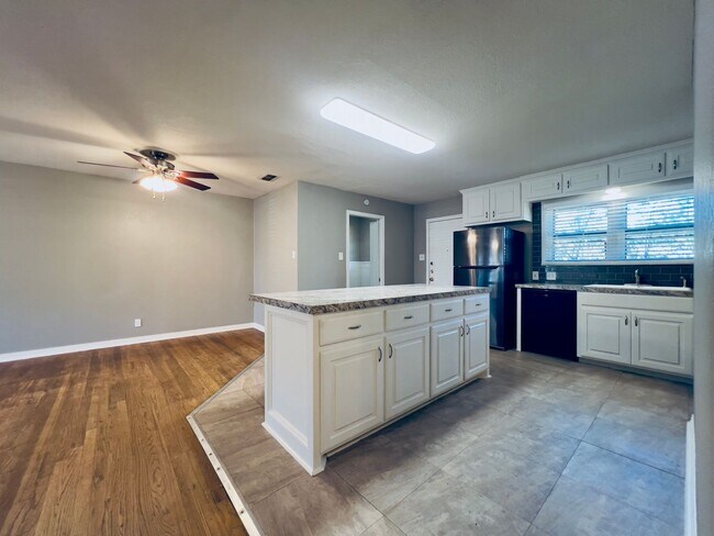 Building Photo - MOVE-IN SPECIAL: Recently Remodeled 3/2/1