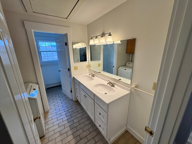 Building Photo - 253 Davis Rd