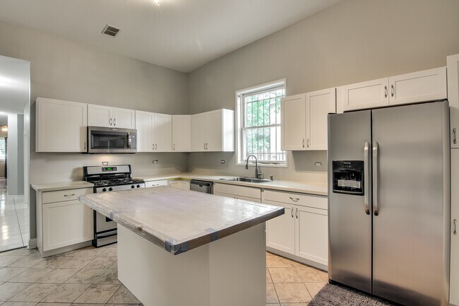 Building Photo - 1825 N Kedzie Ave