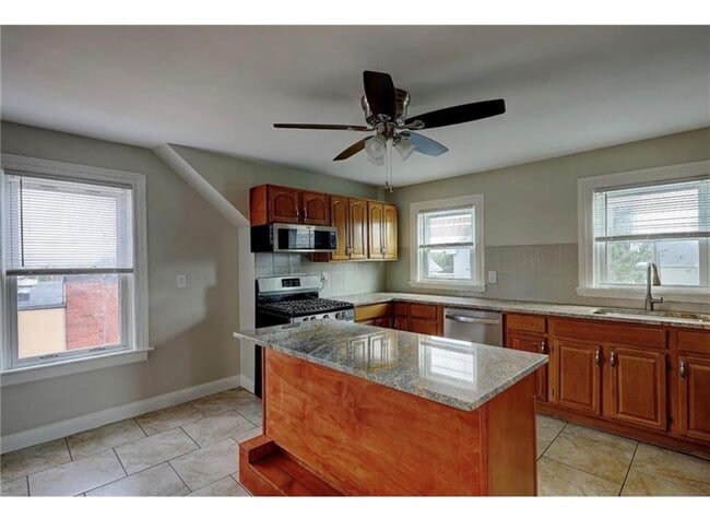 Building Photo - 64 Lyon Ave