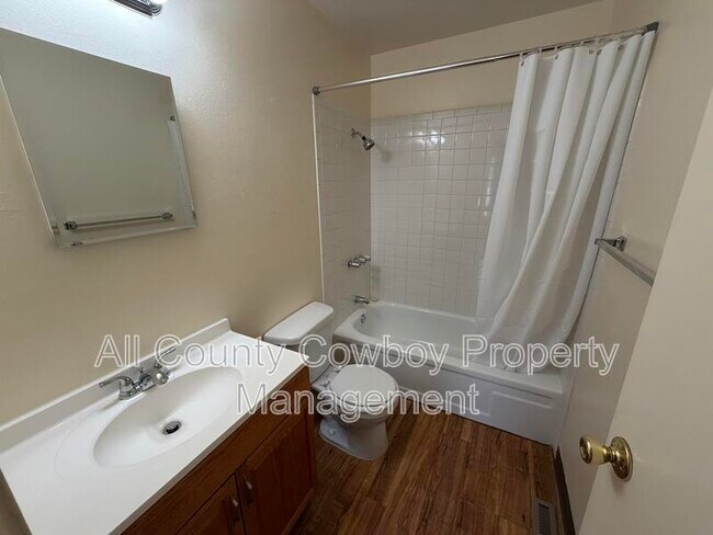 Building Photo - 140 S Cribbon Ave