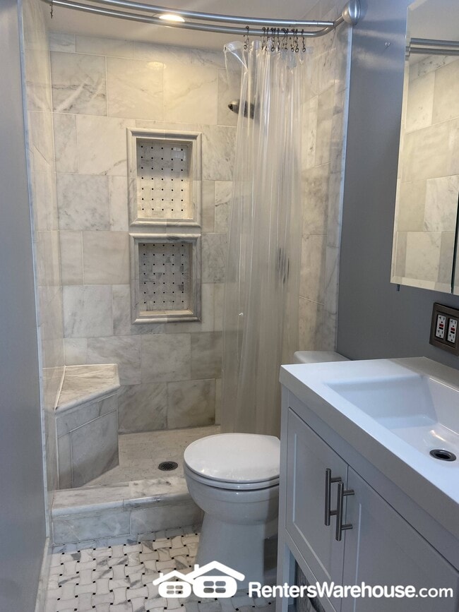 Building Photo - 750 Hyde Park Dr