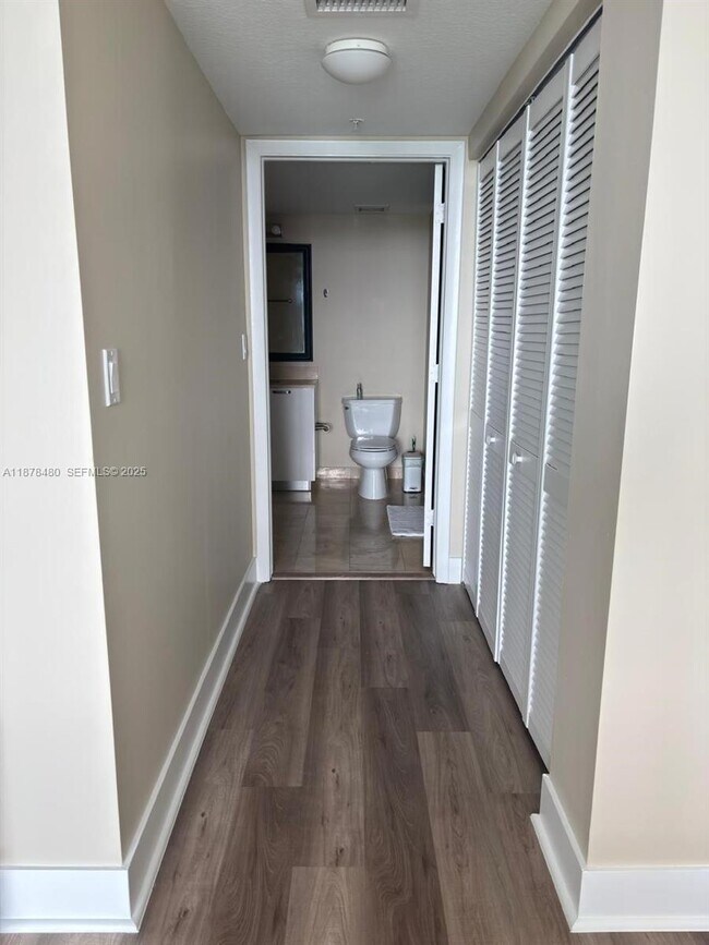 Building Photo - 1800 N Bayshore Dr