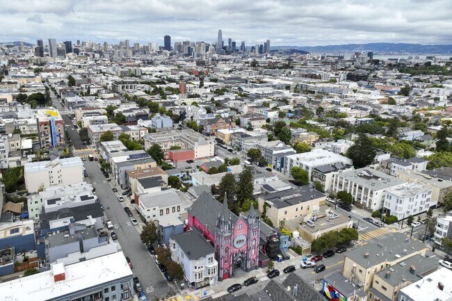 Building Photo - 1076 S Van Ness Ave