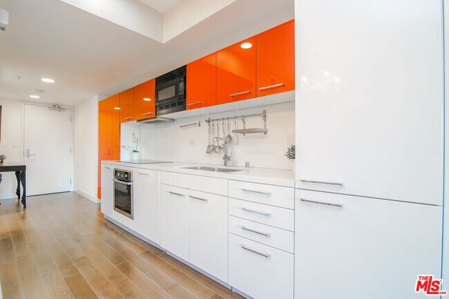 Building Photo - 901 Flower St