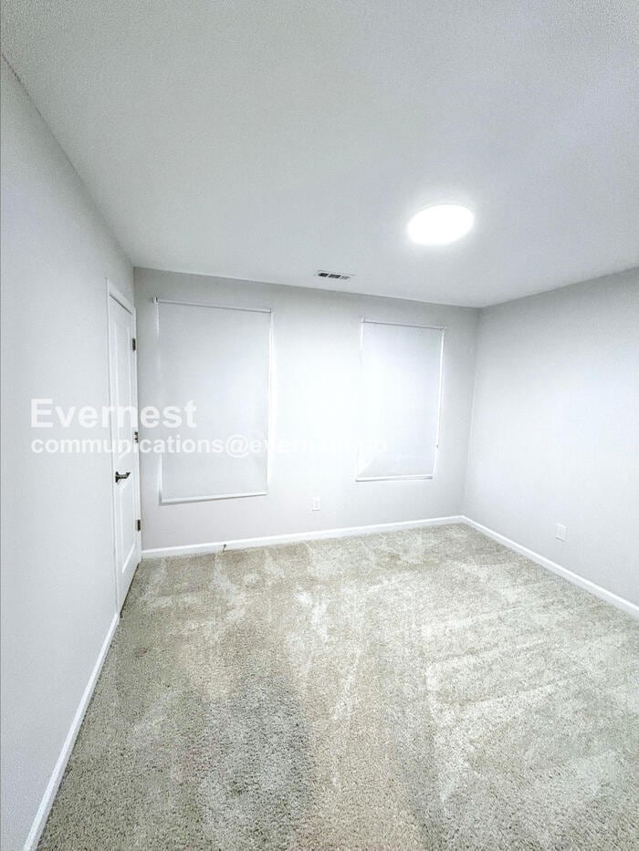 Building Photo - 830 S Greenway Dr