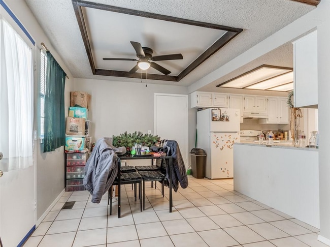 Building Photo - 6916 Woodlake Dr